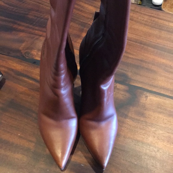 Burberry leather pointy tall boots in Cognac - Picture 2 of 5